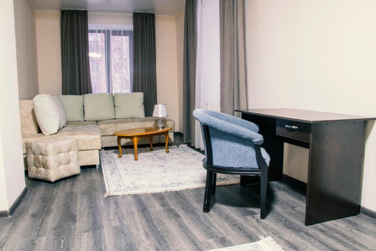 Alplaza Hotel Öskemen Bagian luar foto