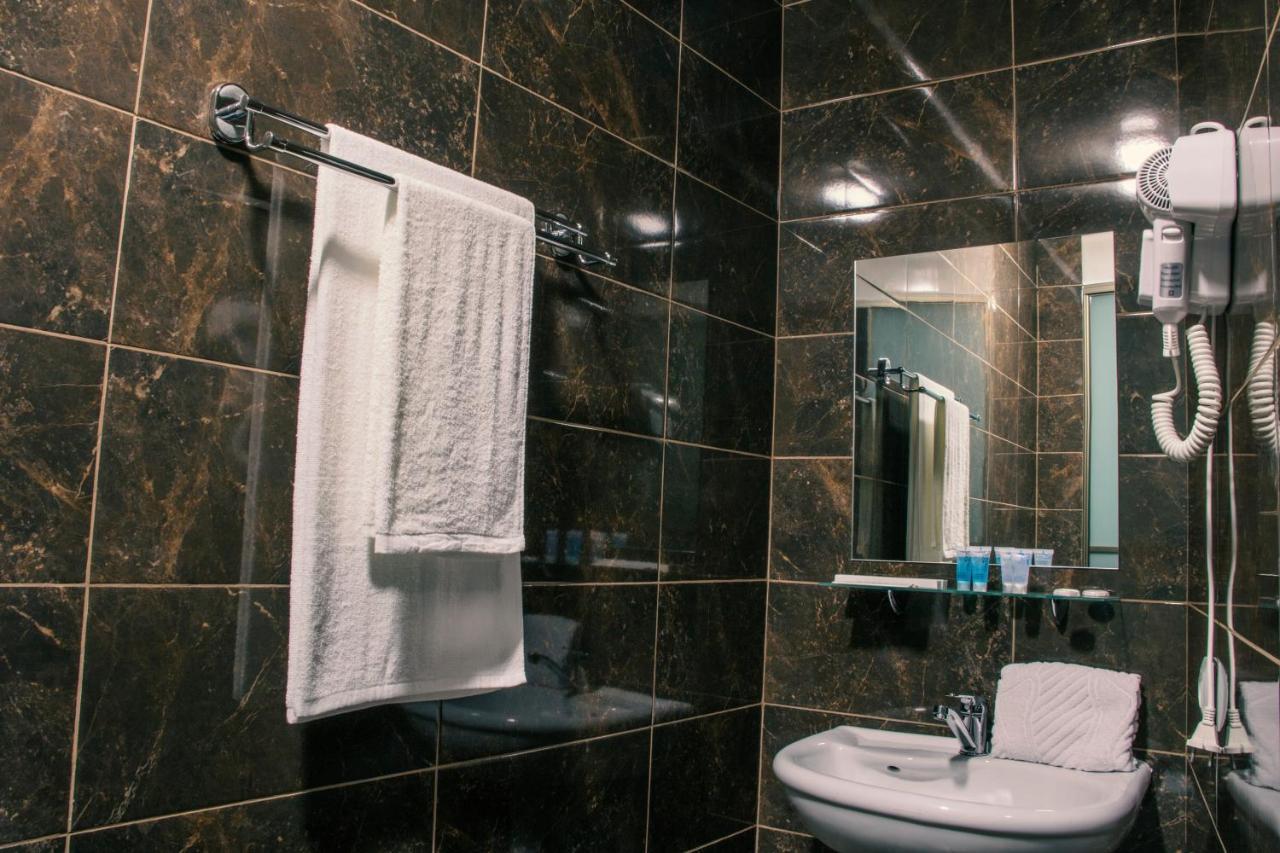 Alplaza Hotel Öskemen Bagian luar foto